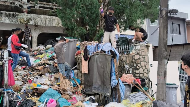 新山老翁家变"垃圾山" 50人助清除37吨杂物    