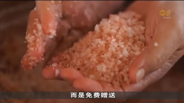 夏威夷土著坚持手工生产海盐 只为保留文化
