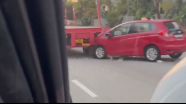 淡滨尼快速公路上汽车与拖车追尾 七旬轿车乘客昏迷入院