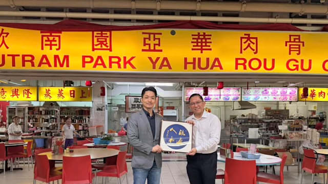台北市长蒋万安来新 同任梓铭边呷肉骨茶边谈市政