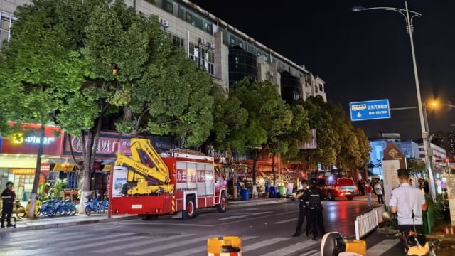 中国昆明商店招牌坠落 酿三死七伤