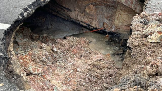 马国马六甲道路坍塌 沟水流出长期侵蚀土地所致