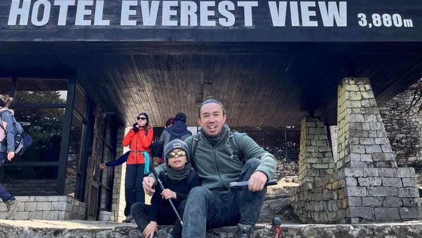Pasangan bapa & anak ini dalam pertengahan ekspidisi untuk menjadi warga SG termuda ke kem Everest