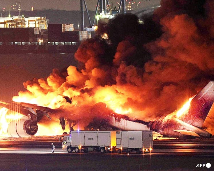 How did almost 400 people safely evacuate burning Japan Airlines jet after Haneda Airport crash?