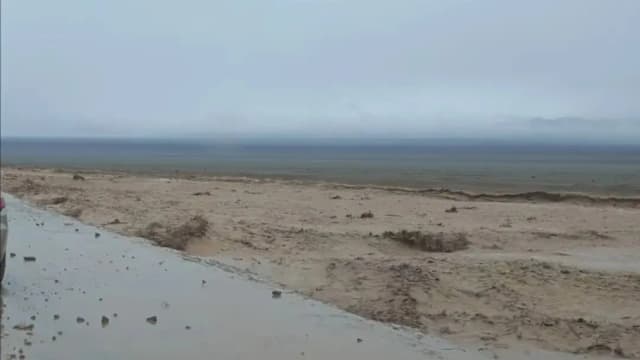中国敦煌沙漠突发洪灾 部分道路塌陷