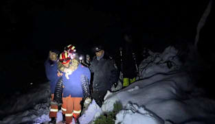 Rescuers race to evacuate stranded Everest hikers by Oct 7: Source