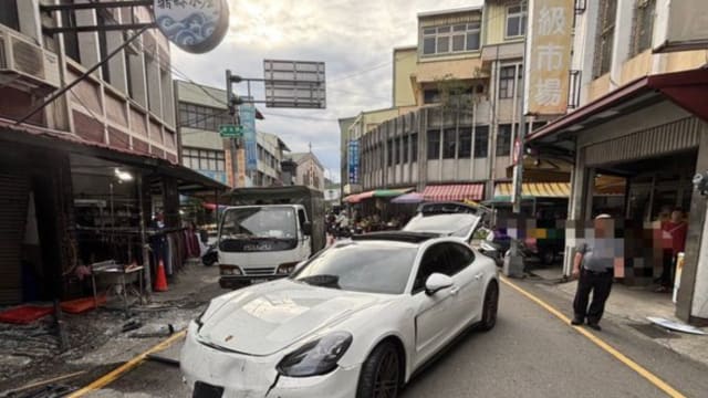 怀疑妻子出轨友人 台男驾保时捷撞民宅泄愤