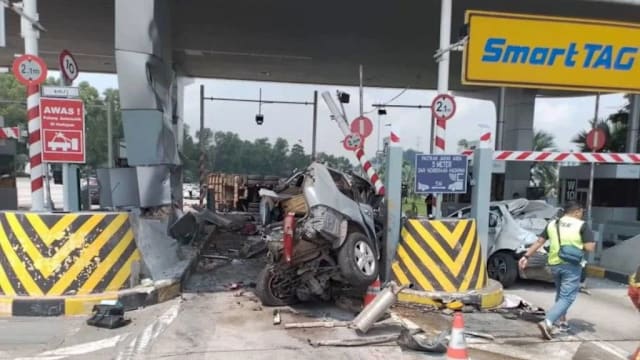 马国罗厘失控撞收费站夺命 司机称刹车器失灵跳车自救