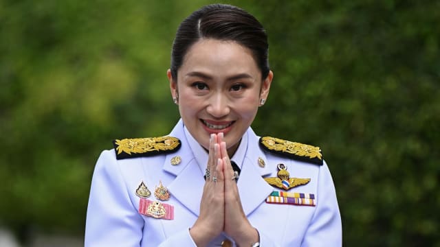 泰国新首相佩通坦宣誓就任