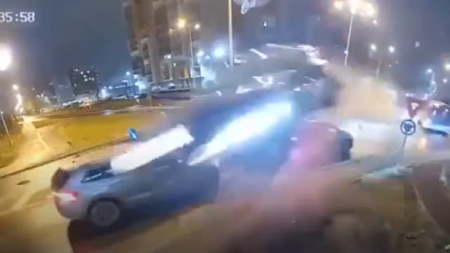 罗马尼亚轿车突“起飞”跃过两车 司机受伤送院