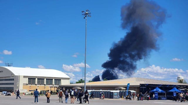 美国航空展发生军机相撞事故 四人弹射逃生