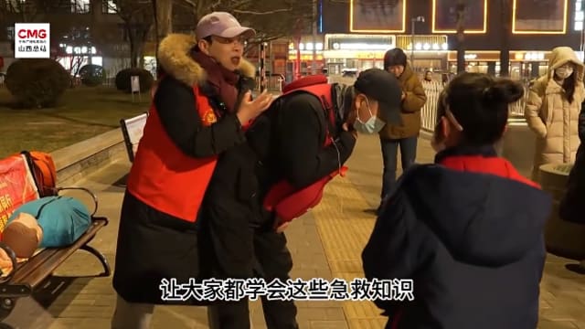 中国女护士摆摊十年 不为赚钱只为教人急救