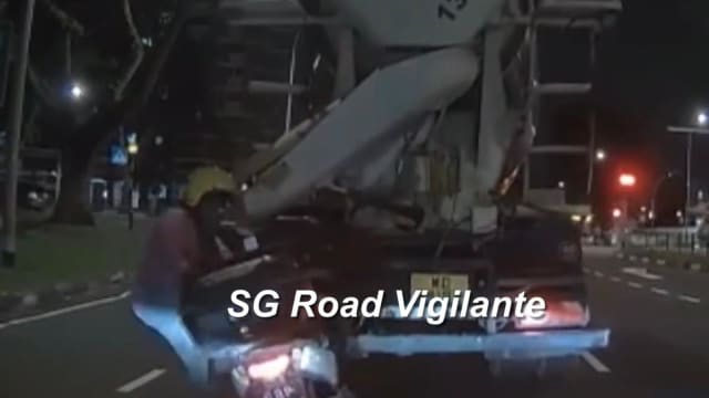 后港水泥预拌车突然倒车 压过摩托车撞到后车