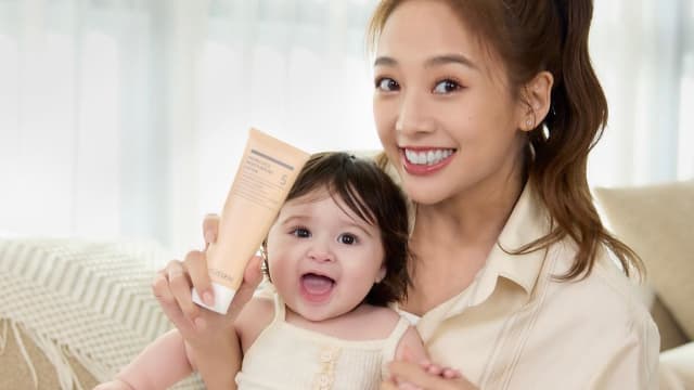 鬼鬼突晒混血女娃照，网友好奇：是女儿吗？