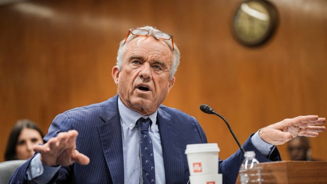 美国卫生部长小肯尼迪解雇疫苗专家小组所有成员