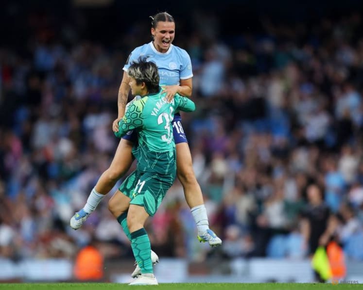 Manchester City beat hapless Arsenal 4-2 to stay top of WSL