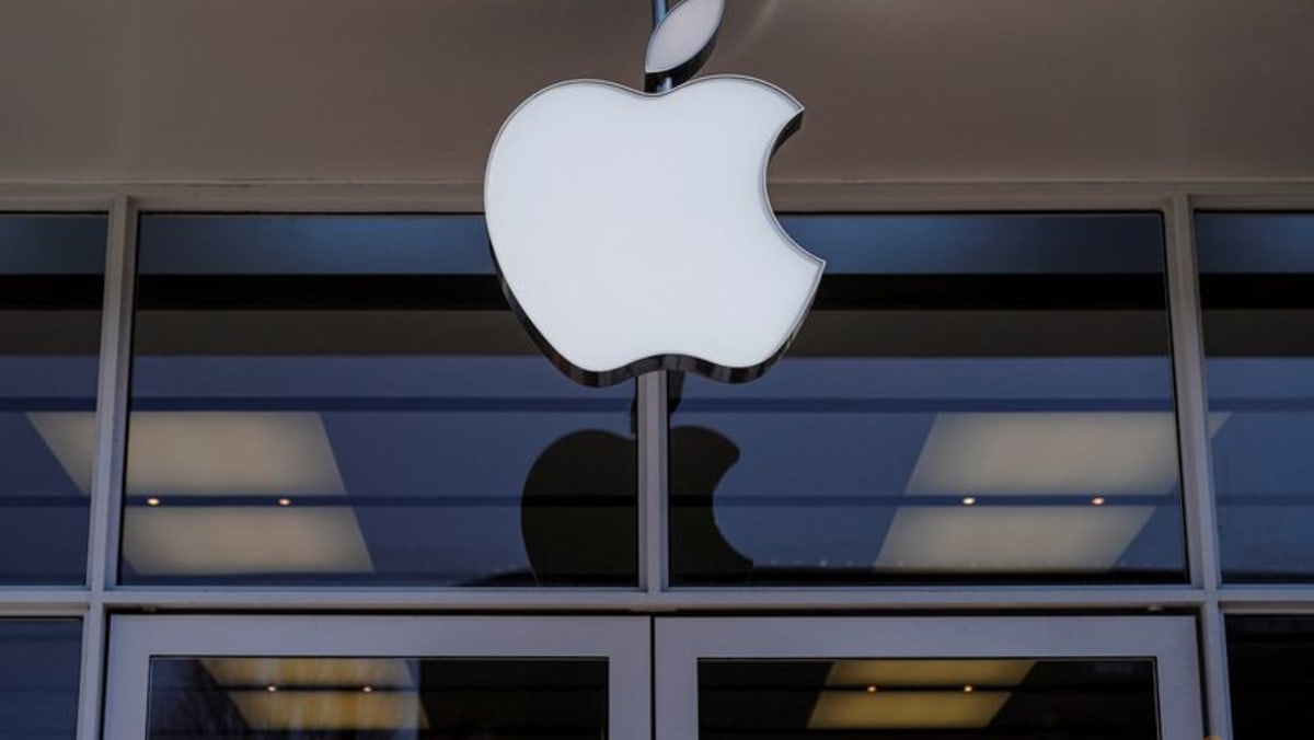Apple to pledge $100 billion for US manufacturing, White House official says