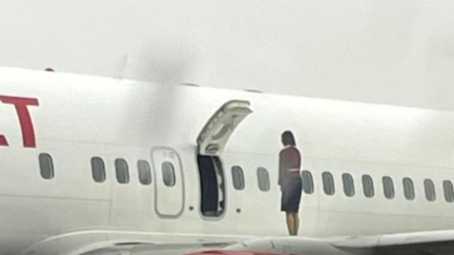 大雪导致班机延误 韩国联航空姐站机翼上拍照惹议