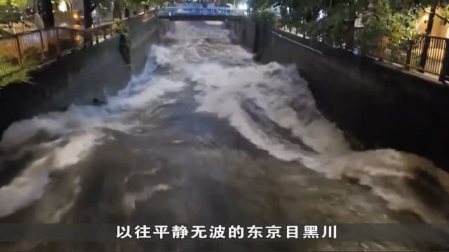 日本暴雨袭击致河流水位暴 或引发土崩和洪灾