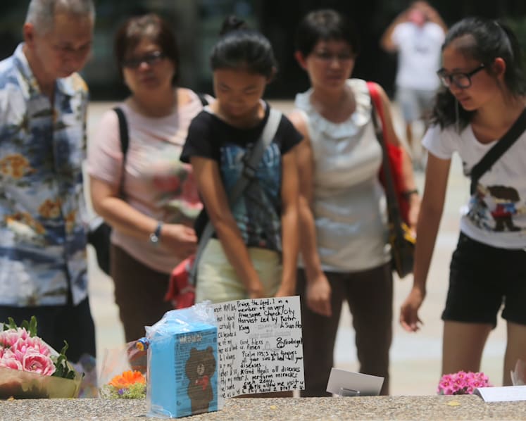 SGH sets up area for public to leave well-wishes and flowers for Mr Lee Kuan Yew