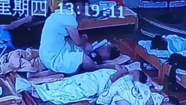 掌掴、踩脸、捂鼻 中国两幼教老师涉体罚幼儿被拘留