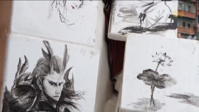 重庆摩托车修理员用修车厂材料 画出栩栩如生的水墨画