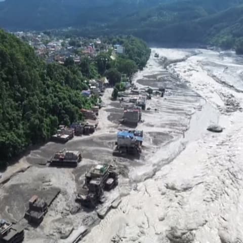 尼泊尔洪灾死亡人数增至95人 近390名游客失踪