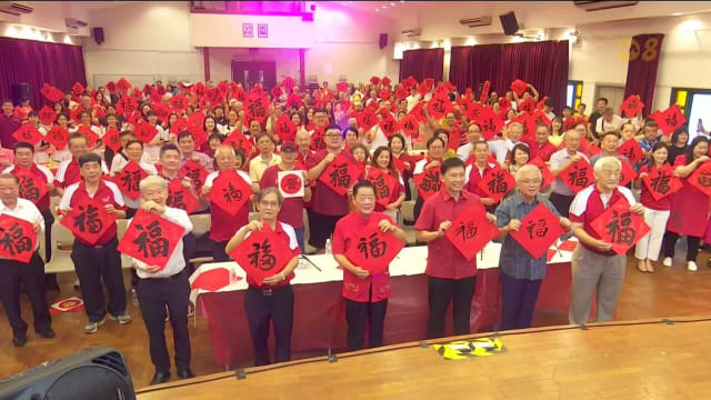 约400名书法爱好者齐笔挥春 为新年送上祝福
