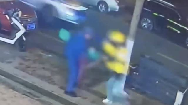 因可否骑车进住宅区起争执 中国送餐员被保安刺死