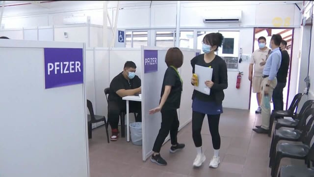 更新版辉瑞复必泰单价疫苗推出 民众抢先前往接种