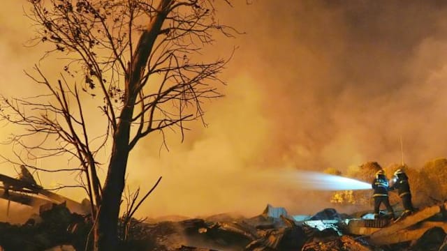 中国烟花厂爆炸 妻四度致电确认夫死里逃生