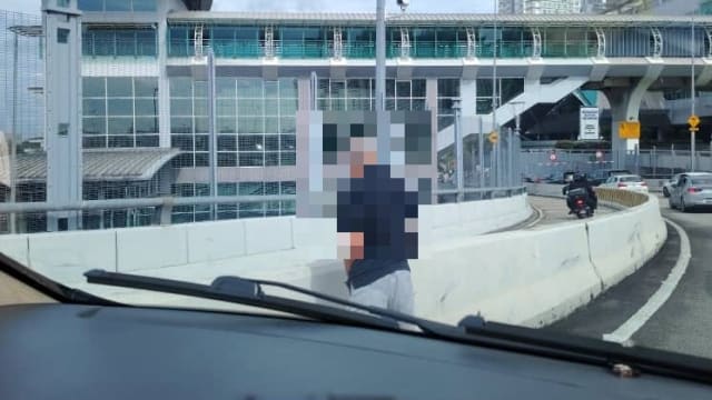 男子疑在新山关卡小解 网民有指责有同情 