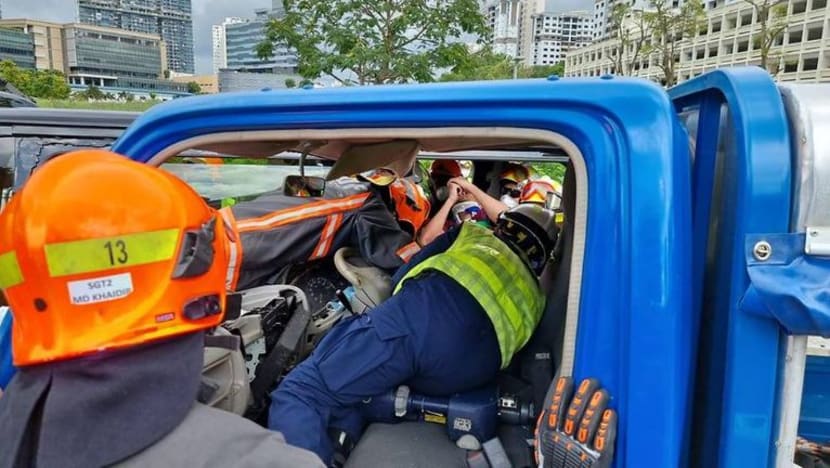 Pemandu lori terperangkap sejam dalam nahas di Toh Guan Road