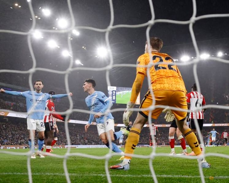 Aston Villa stun leaders Arsenal, Man City close gap to two points, Liverpool held by Leeds
