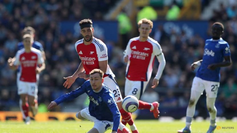 Everton hold Arsenal to 1-1 draw to leave Liverpool smiling