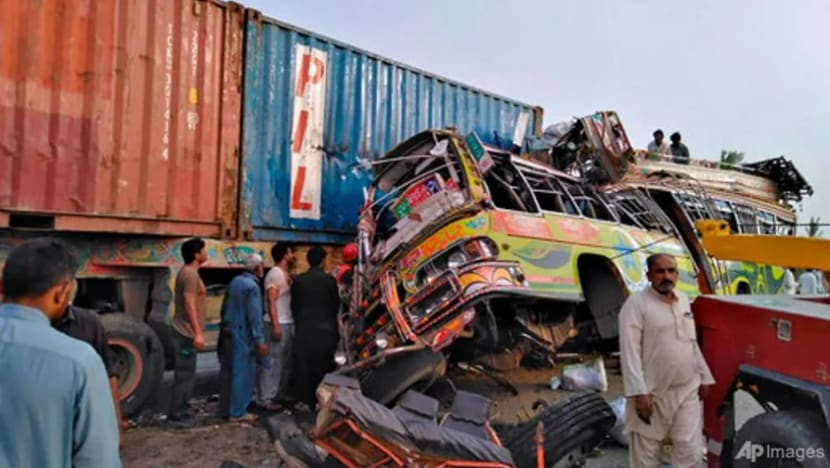 33 maut, 40 cedera dalam nahas bas di Pakistan 33 maut, 40 cedera dalam nahas bas di Pakistan
