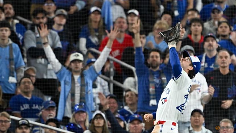 Baseball-Blue Jays stun Ohtani, Dodgers in World Series opener