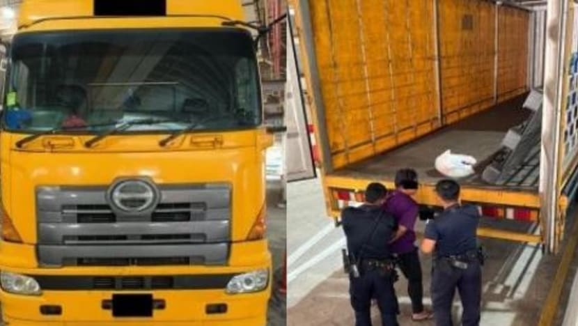 2 lelaki rakyat Malaysia diberkas selepas pemandu cuba seludup keluar individu tanpa dokumen perjalanan 2 lelaki rakyat Malaysia diberkas selepas pemandu cuba seludup keluar individu tanpa dokumen perjalanan