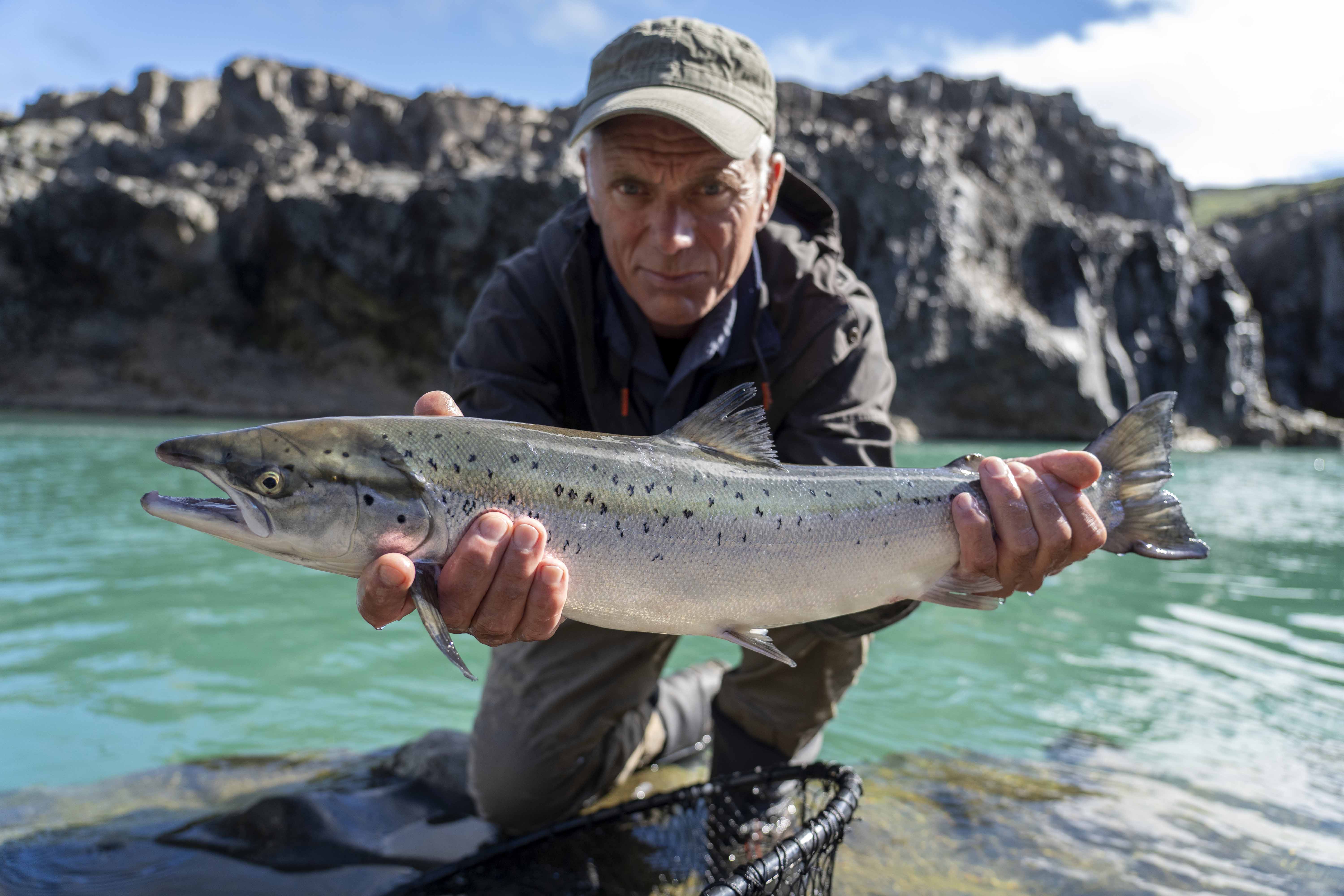 Unknown Waters' Jeremy Wade on Eating Piranha Sashimi - 8days