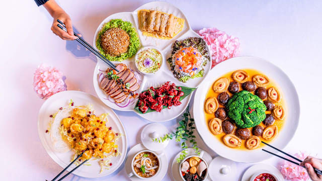 新春聚餐也有度假感，来Pullman Hill Street池畔玻璃屋尝年菜宴