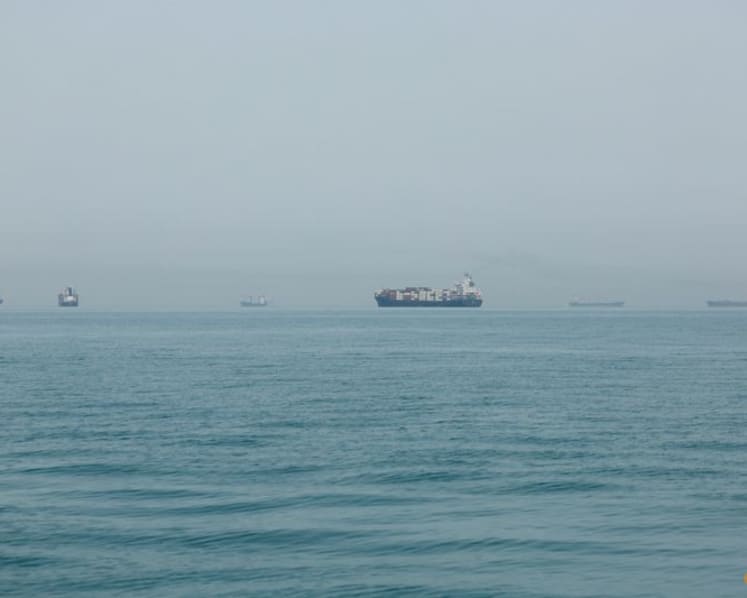 Iran and US trade air strikes after Trump dismisses report of Hormuz deal  