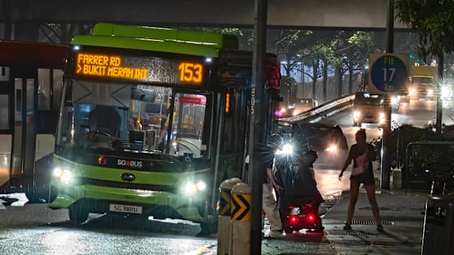 老妇雨中受困路旁 巴士车长停车施援赢赞