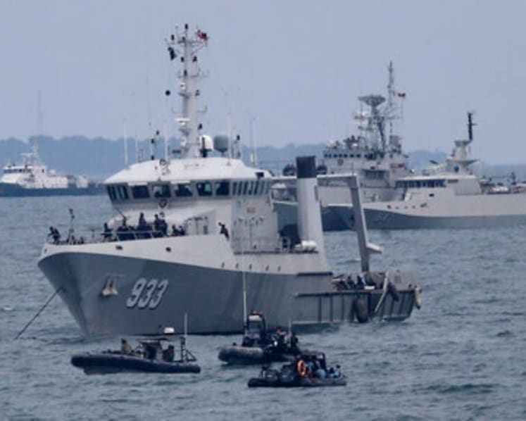 Divers in Indonesia sift through debris, seabed mud for crashed Sriwijaya Air's black boxes