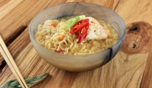 Ingin kulit wajah mulus? Mungkin kamu harus hindari makan mi instan