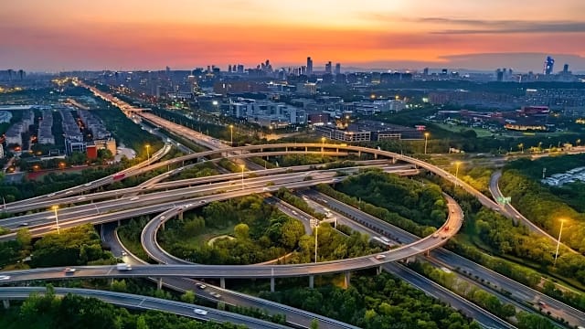 中国拟未来五年改造8万公里交通基础设施