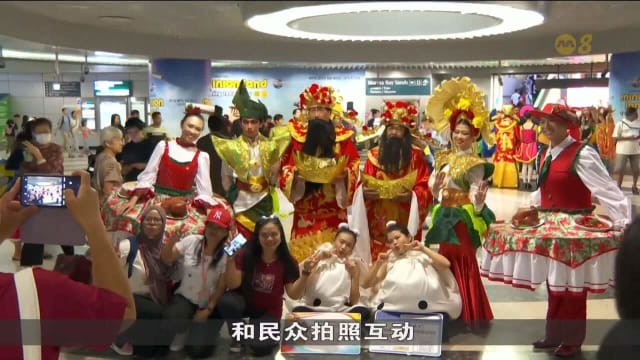 妆艺大游行走进市区地铁站 表演者与公众拍照互动