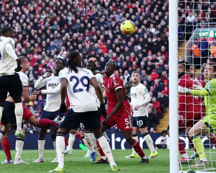 Man City move within two points of leaders Arsenal, Liverpool thrash West Ham