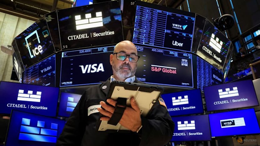 Stocks flat as traders digest Fed comments, oil falls