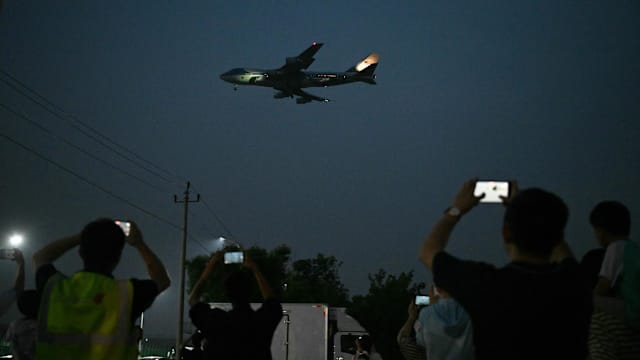 美国总统特朗普抵达北京 开启三天访华之行