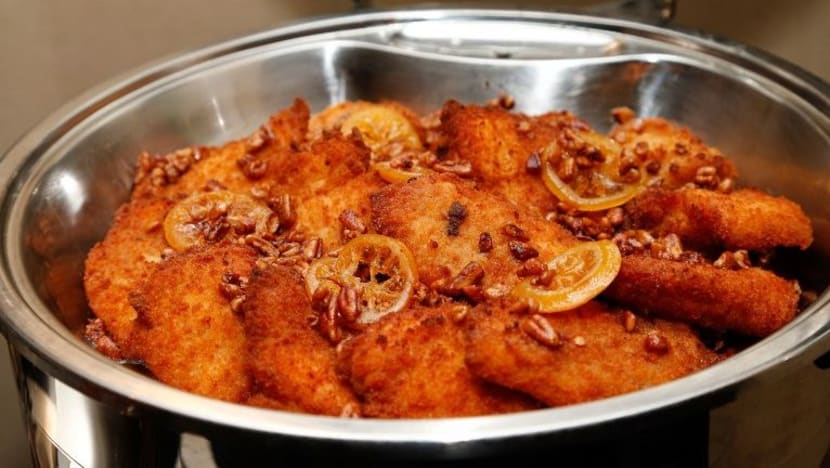 Tidak dapat wang, perompak bersenjata bawa lari.. ayam goreng